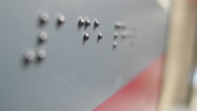 目のご不自由なお客様へ