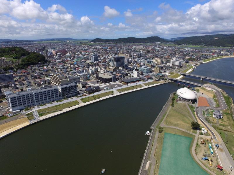 江戸時代から続く国際拠点港湾