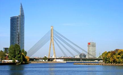 帝政ロシア時代の面影を残す森と湖の国