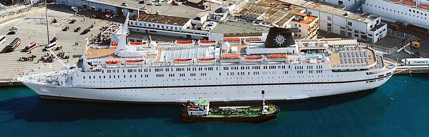 MSCは、初めてのクルーズ客船、モンテレイを購入。クルーズ業界への参入を発表。